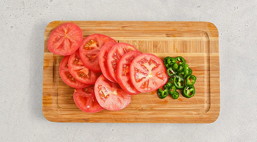 Салат из розовых томатов с орехами