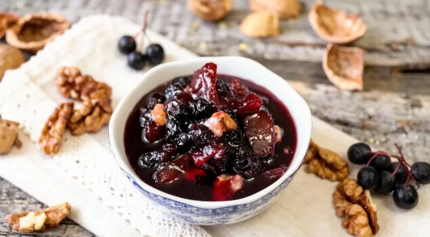 Варенье из аронии с грушами и грецкими орехами