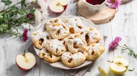 Яблочные конвертики из слоеного теста