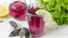 Напиток из базилика, лимона и мяты