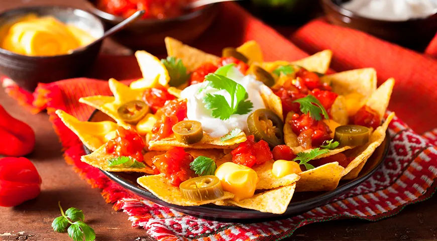 Начос с сальсой, сыром и халапеньо