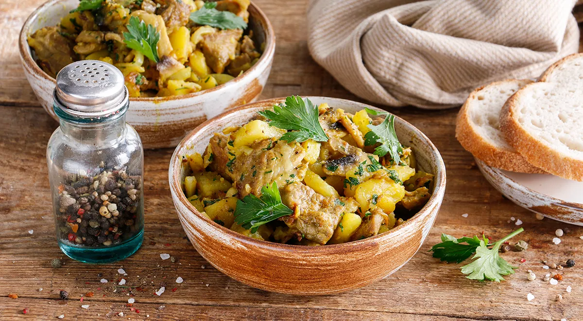 Рецепт тушеной картошки с мясом и грибами на сковороде