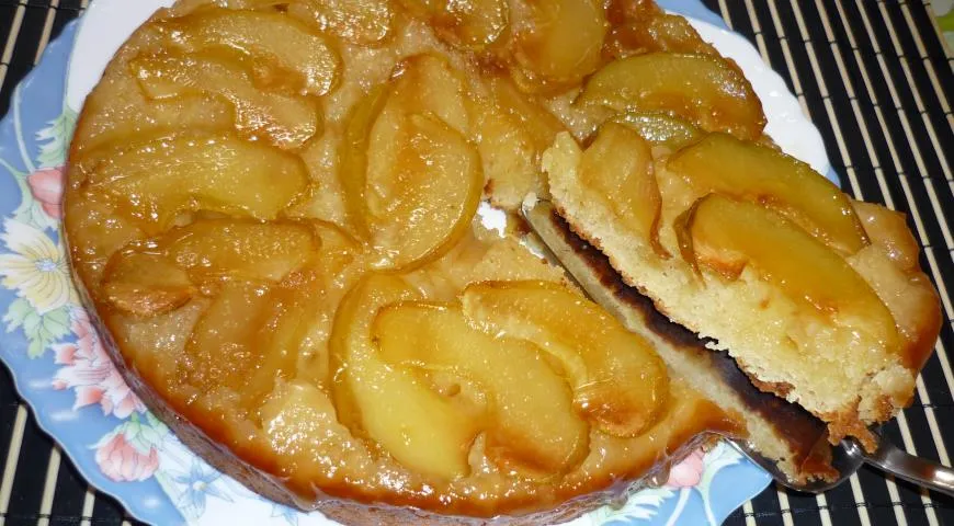 Шарлотка с яблоками и карамелью