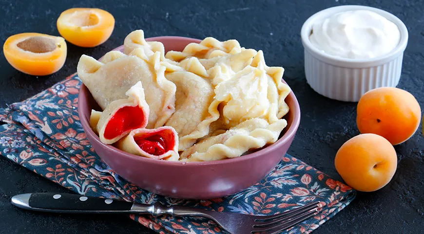 Рецепт вареников с вишней и абрикосами