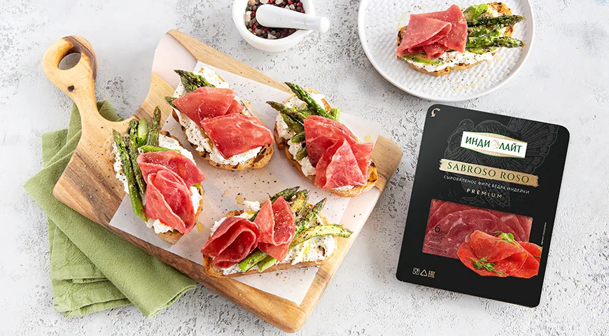 Брускетты со спаржей и Sabroso Roso