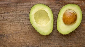 Косточку авокадо не выбрасывайте — вот 3 способа подарить ей вторую жизнь