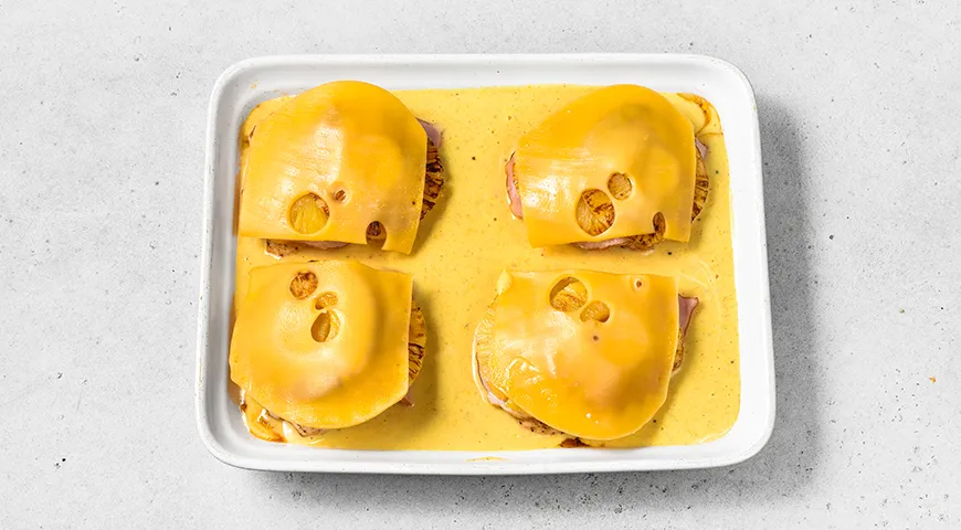 Индейка с ананасами под сыром в духовке