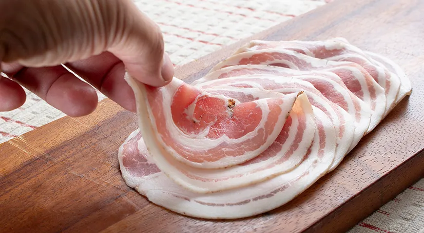 Качественная панчетта обладает плотной текстурой, без рыхлых или крошащихся фрагментов