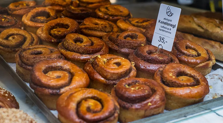 В дрожжевое тесто датских булочек кладут много масла, иногда даже используют слоеное