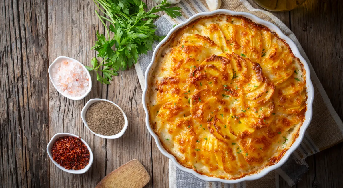 Ленивый картофельный гратен заменит пюре на Новый год — блогер поделилась рецептом