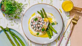 Мраморный рулет из рыбы со спаржей, цитрусовым жу и кремом из сельдерея