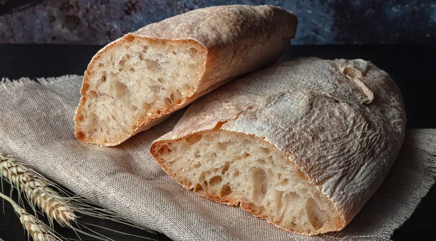 От багета чиабатта отличается большим содержанием влаги и мякиш у нее менее плотный