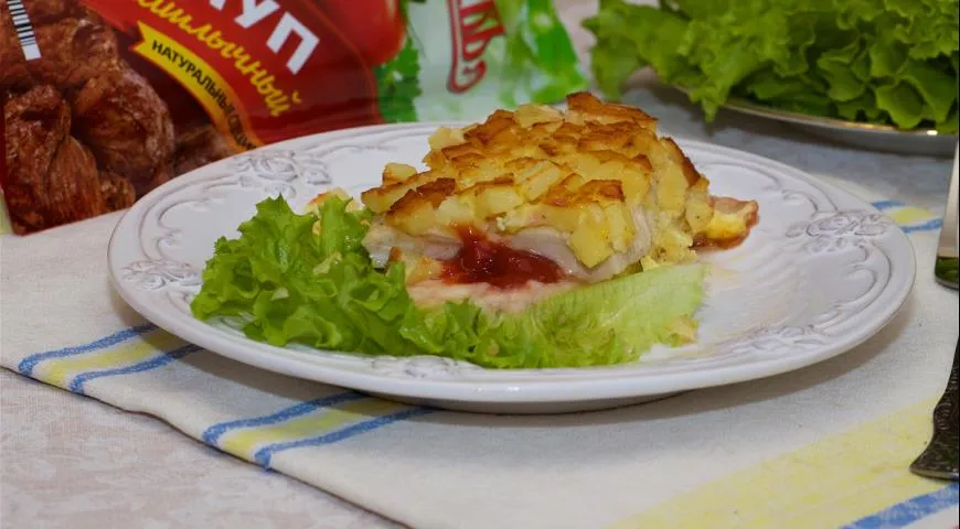 Куриная отбивная с соусом в хрустящем картофеле