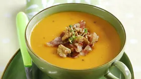 Суп из тыквы и моркови с беконом и орехами