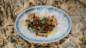 Греческий салат с кремом фета и релишем из оливок