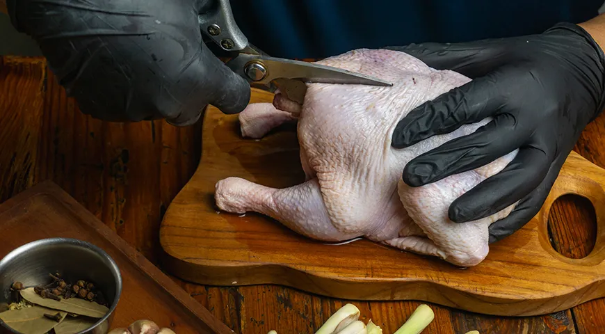 Спинка — это позвоночник курицы с ребрами и хрящами