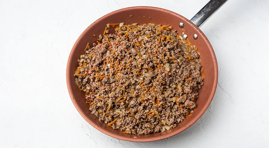 Подлива томатная с фаршем на сковороде