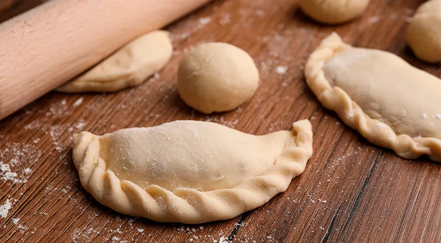 Чтобы чебуреки с мясом точно получились сочными, важно сформировать хороший «кантик»