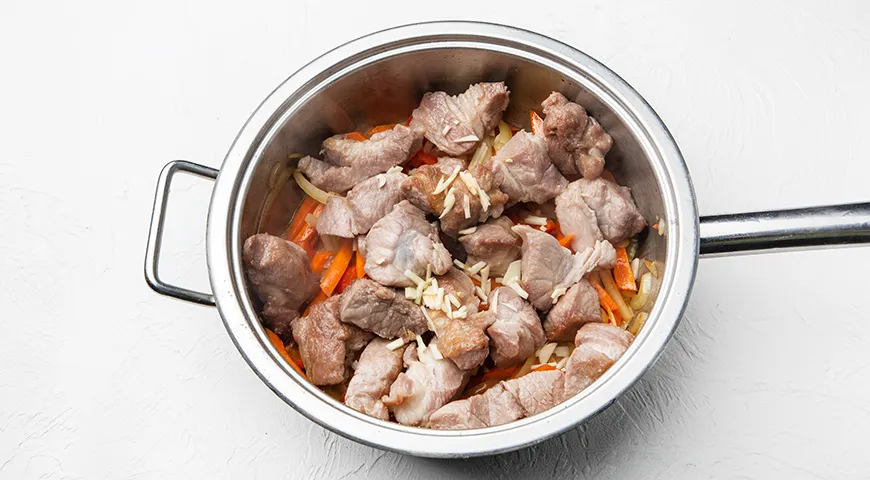 Жаркое из свинины с картошкой на сковороде