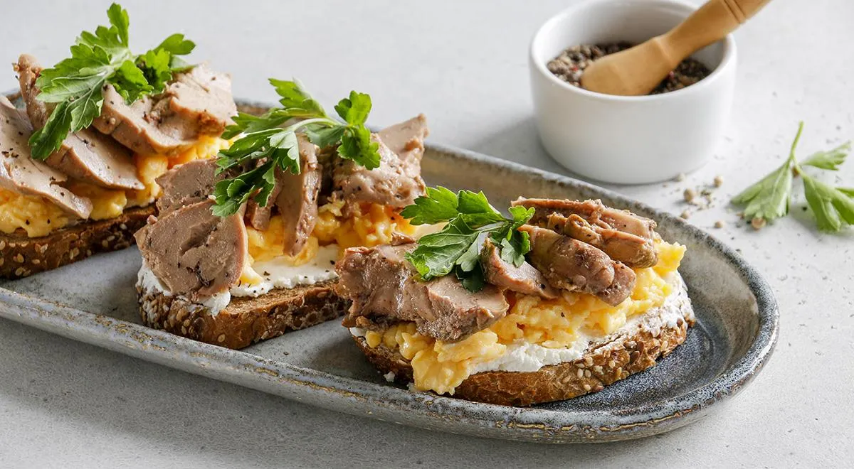 Бутерброд с печенью трески и творожным сыром, пошаговый рецепт с фото ...