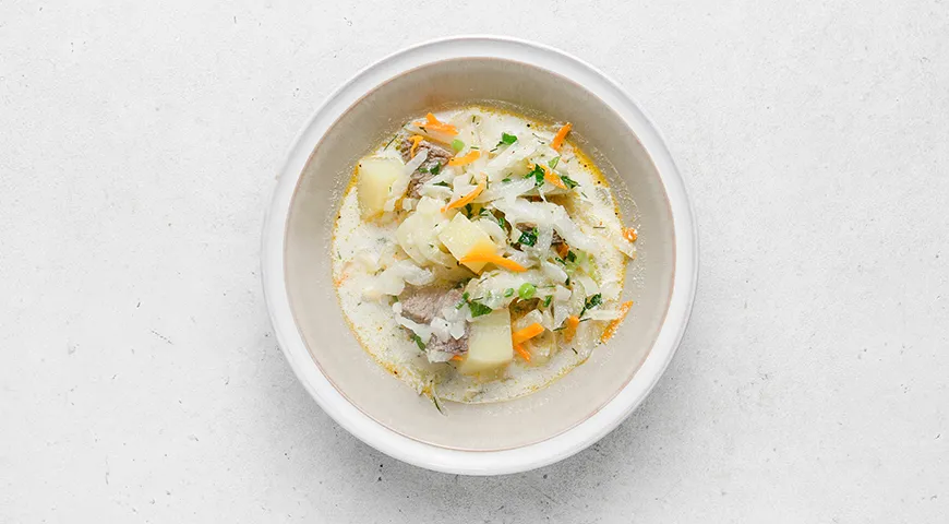 Домашние щи с капустой, мясом и молоком