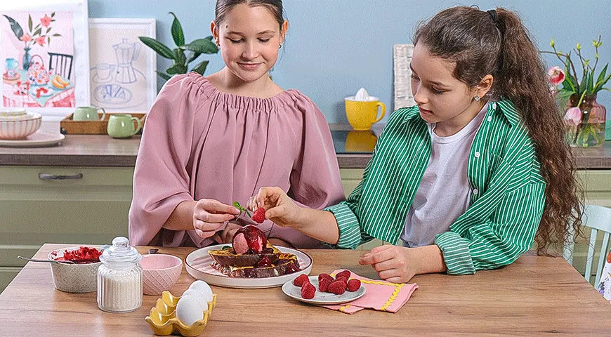 Гренки из кулича с ягодами и мороженым