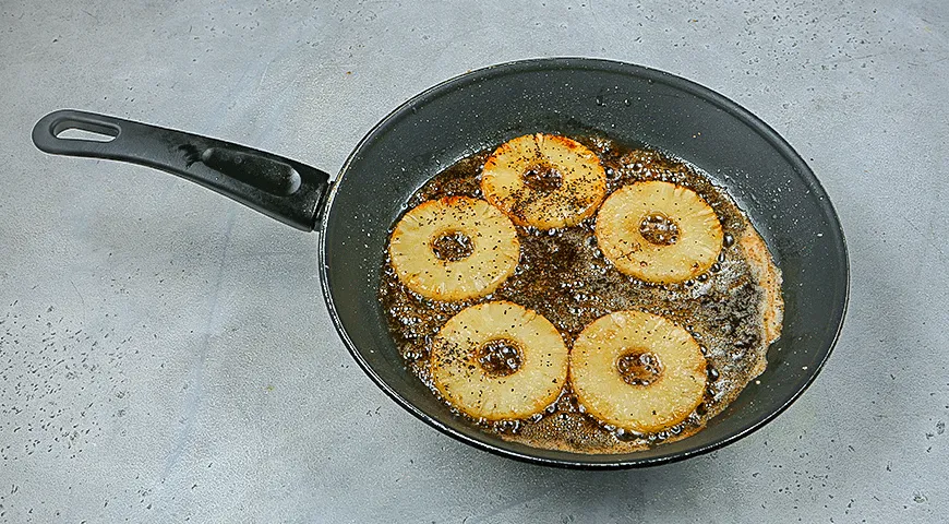 Слойки с ананасом и прошутто