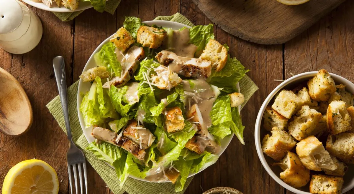 Салат «Цезарь» можно найти в меню ресторанов по всему миру