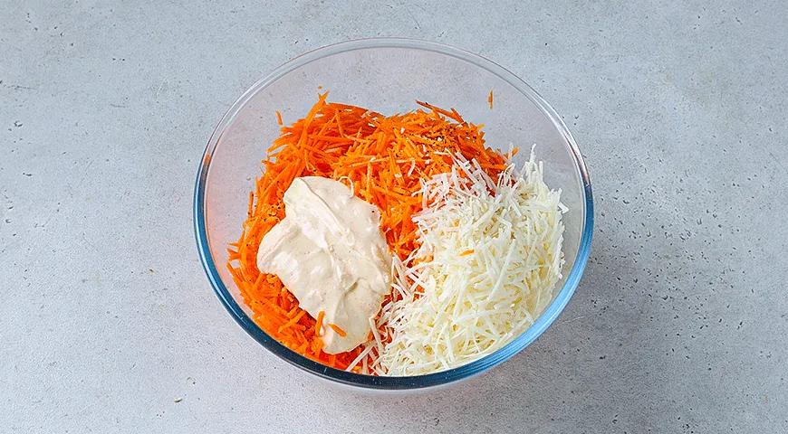 Морковный салат с сыром и чили-майонезом