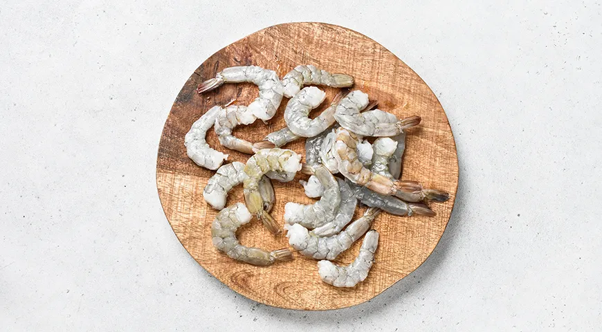 Жаренные на сливочном масле креветки с чесноком