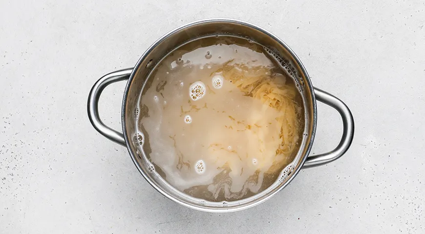 Макароны с яйцом и луком