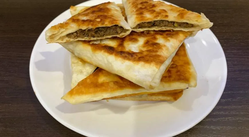 Пирожки  с мясом и сыром по-кавказски из лаваша