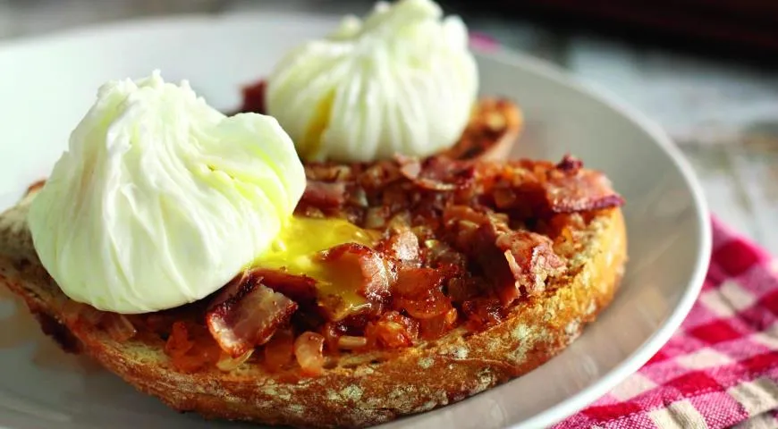 Тосты с беконом и яйцом пашот