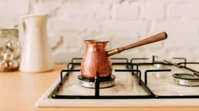Кофе в турке на газовой плите