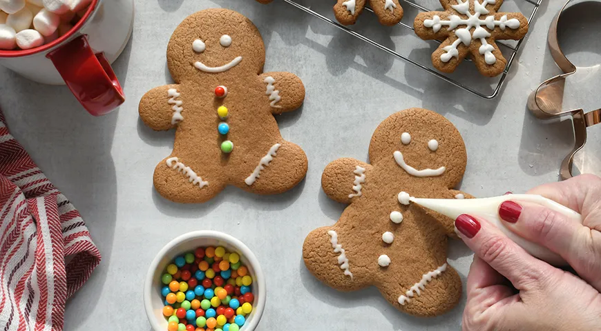 Пряничных человечков обычно украшают айсингом — белковой глазурью