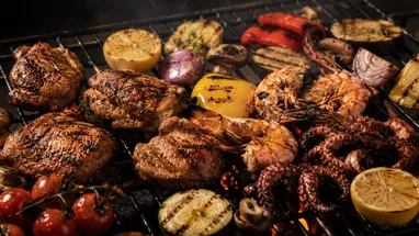 Стало известно, как приготовить мясо и морепродукты на одном гриле по методу Джейми Оливера