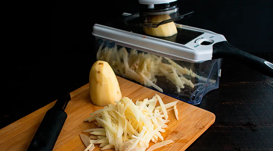 Самый простой способ нарезать картофель для пая — использовать терку-мандолину