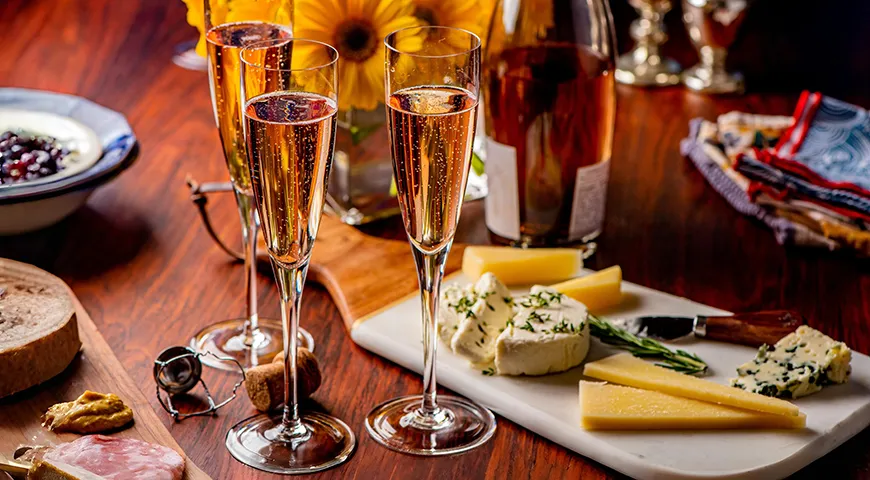 Креман можно подать и в традиционных флютах: у него слабее перляж, к тому же в высоком узком бокале он дольше сохраняет игристость