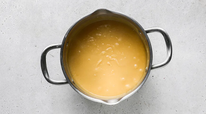 Гороховое пюре в кастрюле