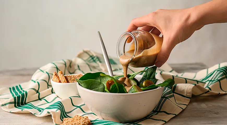 Тахини оптимально раскрывает себя в составе соусов и заправок для салатов