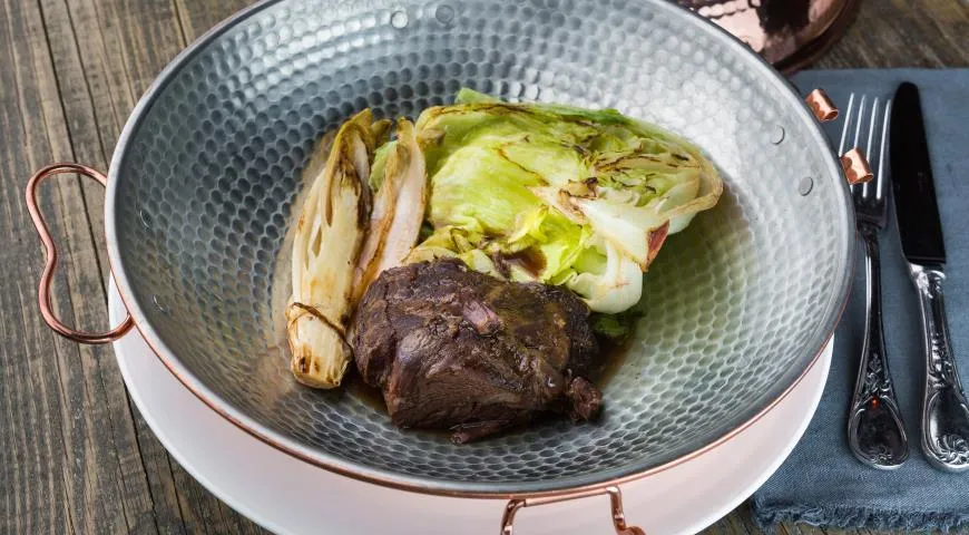 Рецепт телячьих щечек с цикорием и соусом порто