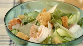 Зеленый салат с сырными крутонами