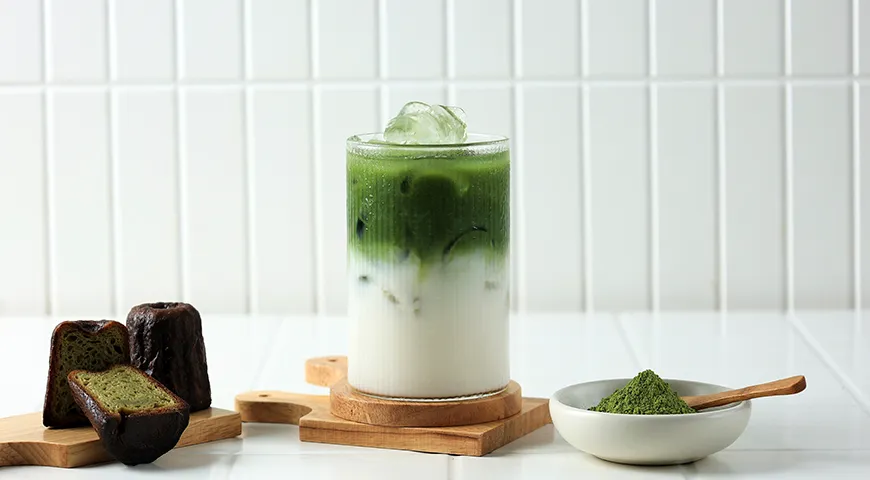 Холодная версия (айс-латте) готовится с ледяной водой и молоком, часто с добавлением кубиков льда