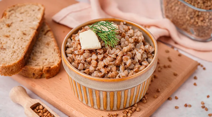 Гречневая каша с маслом — сбалансированное блюдо традиционного рациона, которое сочетает растительный белок, сложные углеводы и ценные жиры