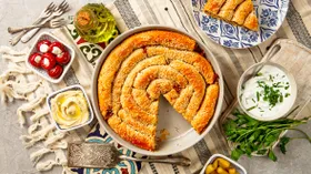 Пирог-улитка из теста фило с курицей и овощами