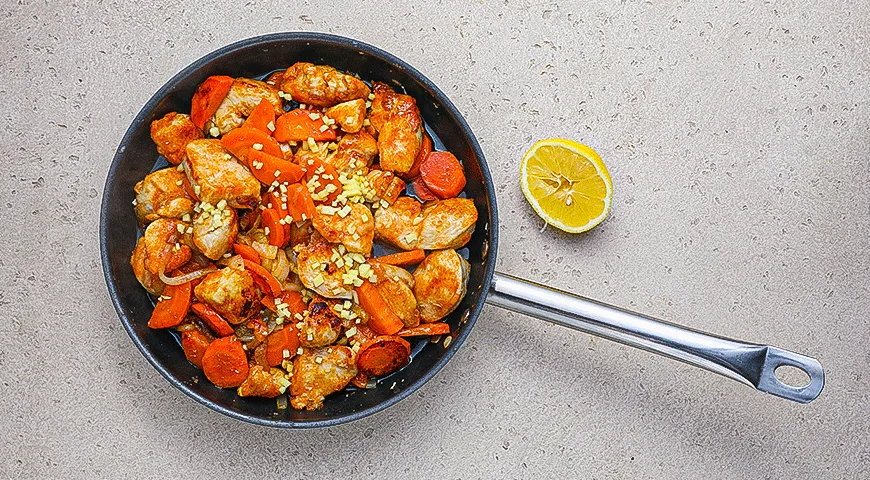 Стир-фрай из моркови с курицей