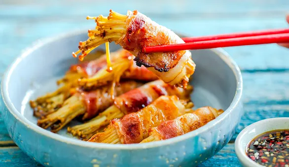 Рулетики с грибами эноки в беконе