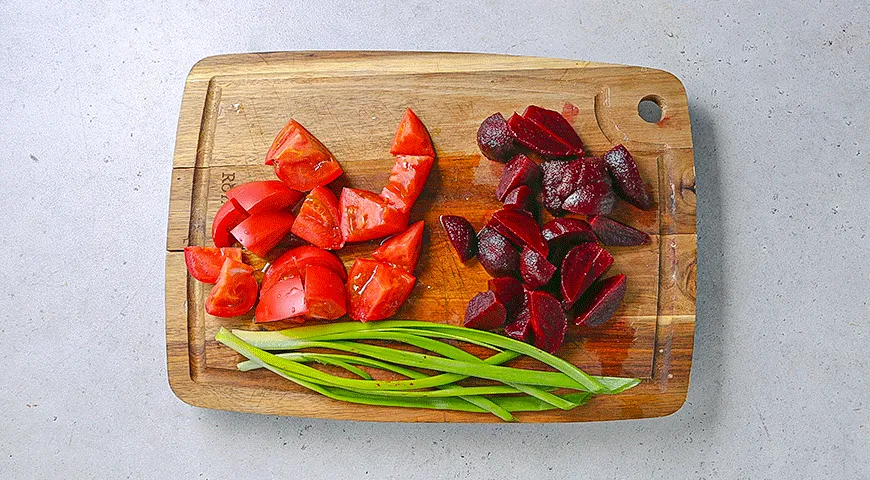 Теплый салат из куриной печени со свеклой