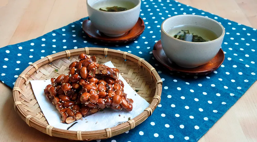 Козинаки хорошо сочетаются с травяным чаем