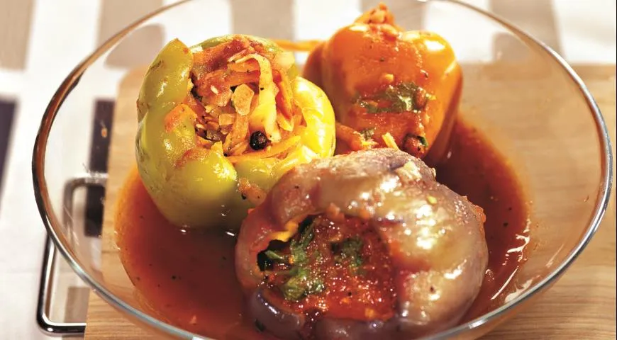 Консервированные перцы, фаршированные овощами